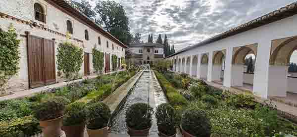Granada 106 - Generalife - Patio de la Acequia.jpg
